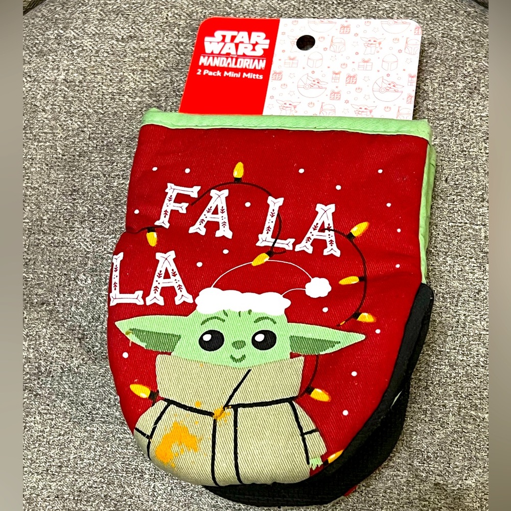 Star Wars Mandalorian Grogu Holiday Christmas Fa-La-La Mini Oven Mitts (2 pk)
